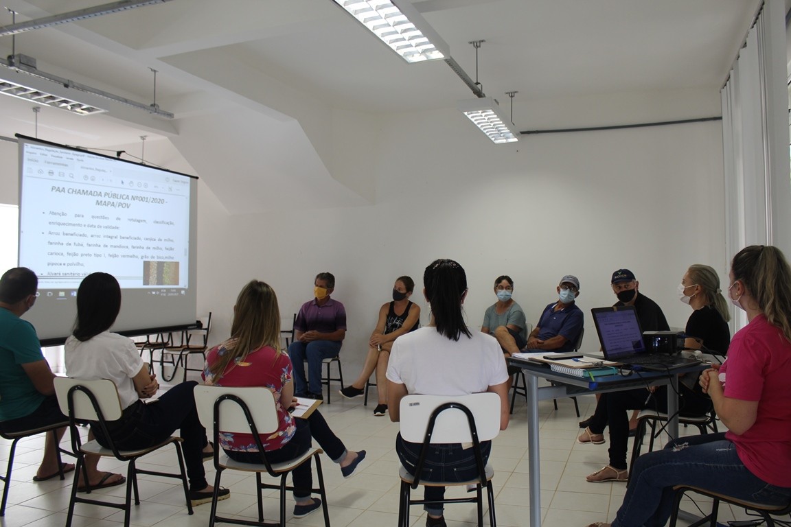 Assistência Social de Cunha Porã reúne agricultores para reunião do Programa de Aquisição de Alimentos