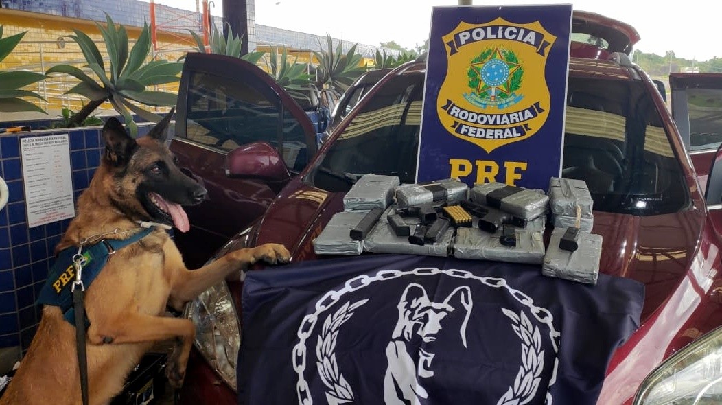 Polícia Rodoviária Federal apreende drogas, armas e munições escondidos na lataria de carro na BR-163 em Guaraciaba