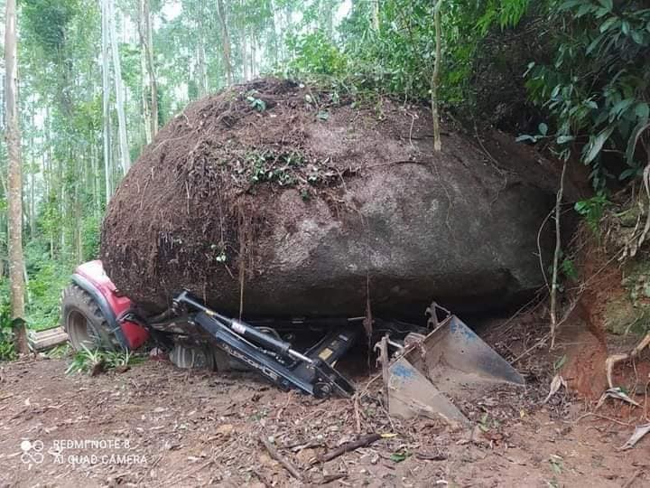 Pedra gigante cai sobre trator e condutor sobrevive em Santa Catarina