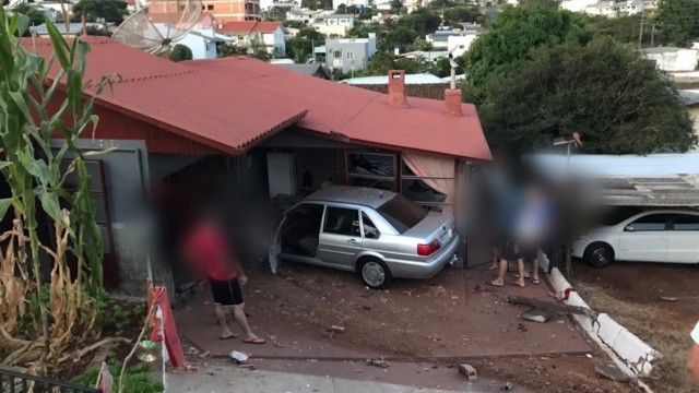 Motorista embriagado perde o controle da direção e carro invade casa no Oeste de Santa Catarina