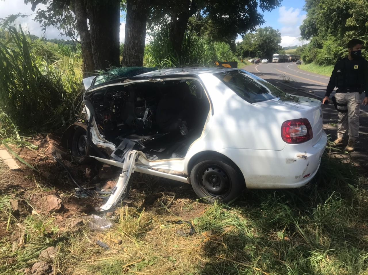 Atualizada: Homem sofre múltiplas fraturas após bater carro contra árvore na BR-282 em Iraceminha