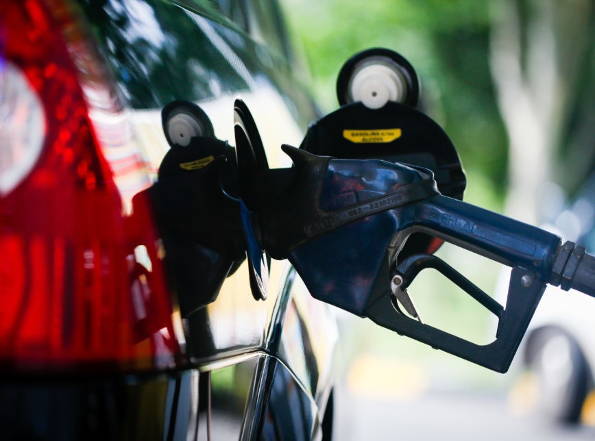 Litro da gasolina ‘belisca’ os R$ 8 e gás é encontrado a R$ 140