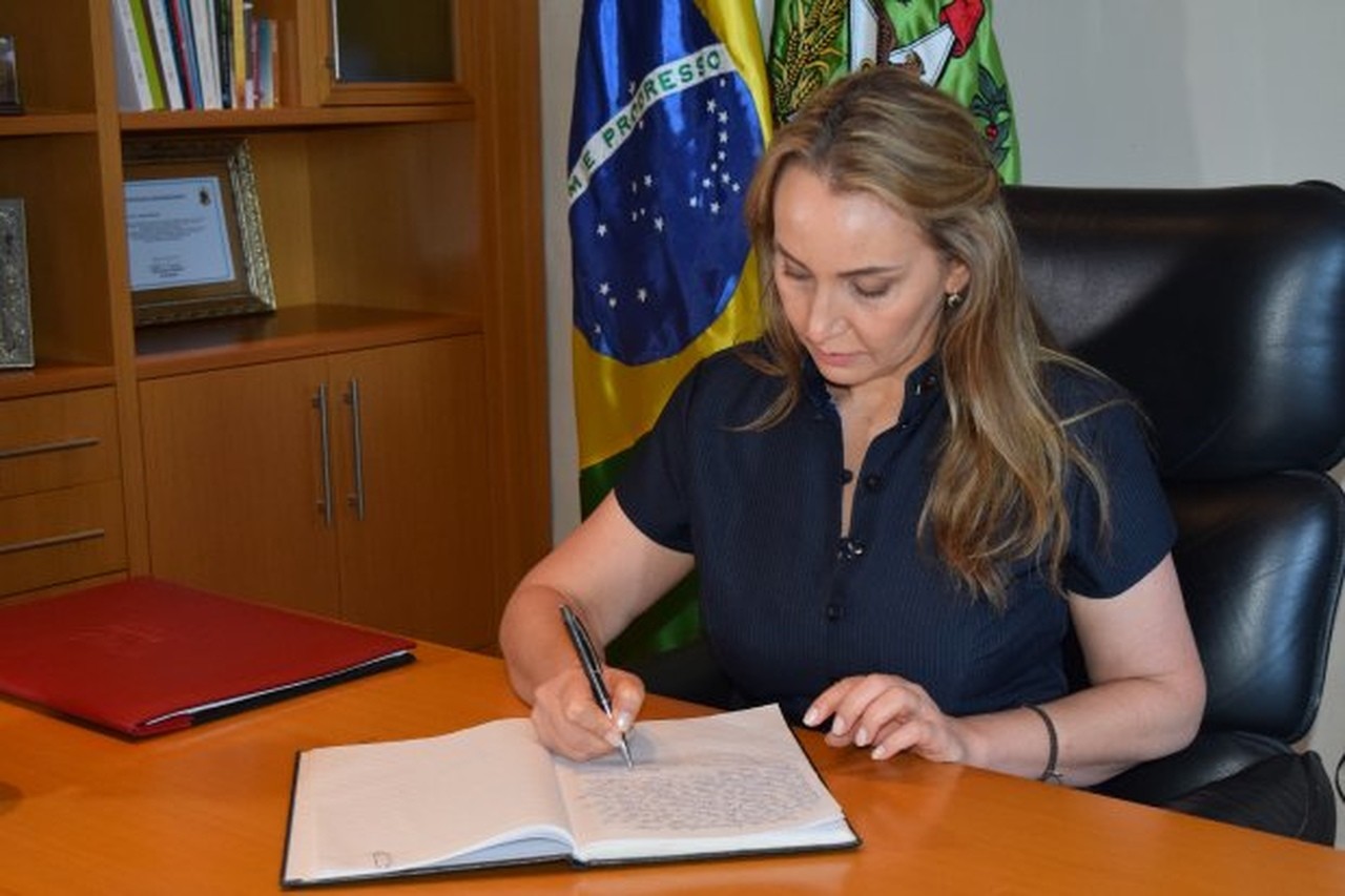 Daniela Reinehr assume comando do governo do Estado