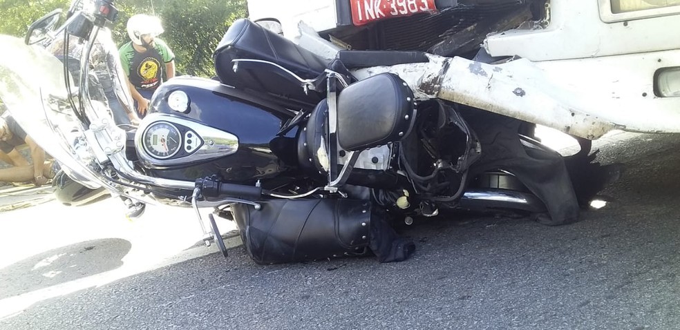 Homem tem moto arrastada por 32 quilômetros e fica pendurado na cabine da carreta após acidente em SC; VÍDEO