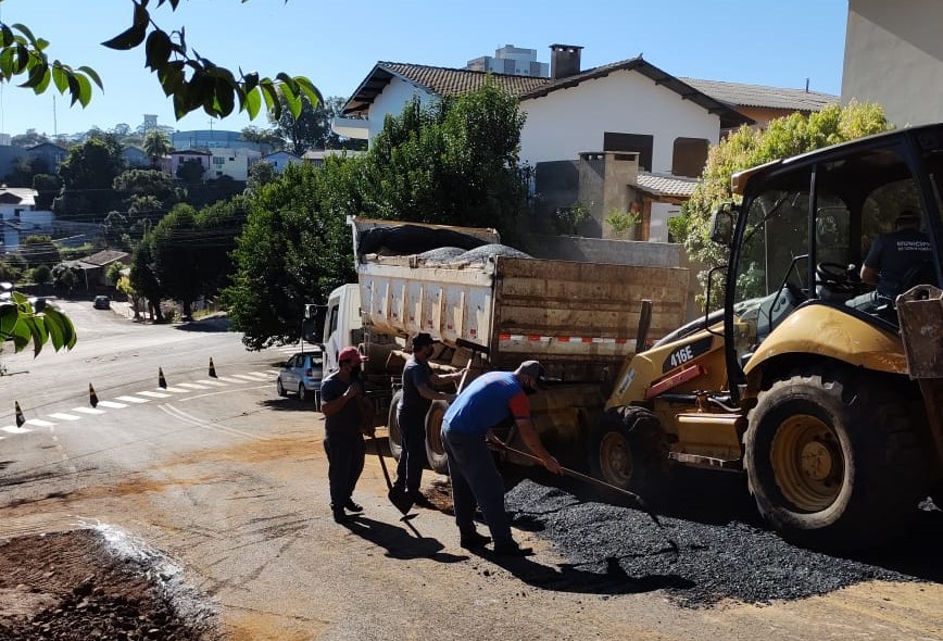 Secretaria de Obras de Cunha Porã trabalha na recuperação de estradas do interior e ações na cidade