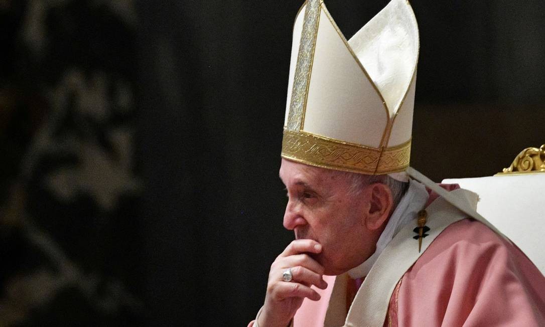 Por crise, Papa Francisco corta salários de cardeais