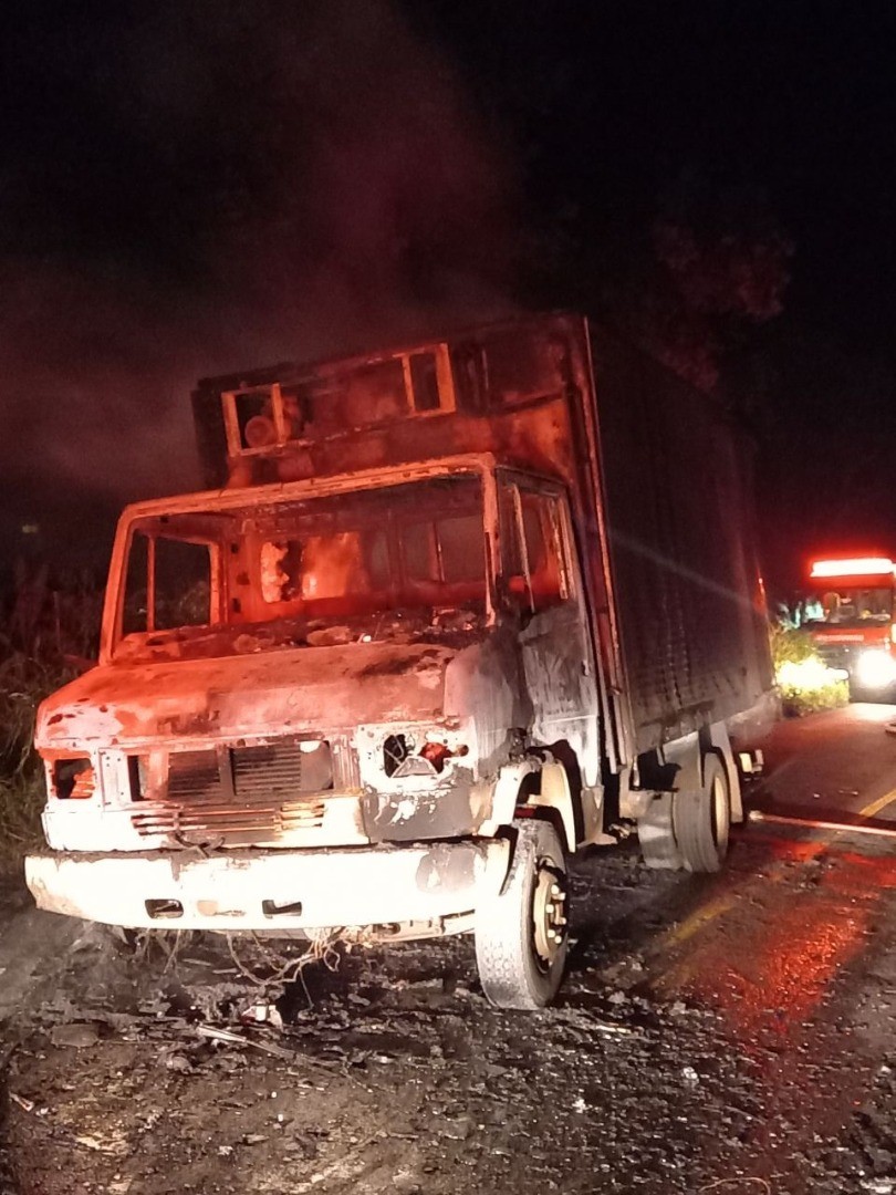Caminhão de Chapecó é atingido por incêndio no Oeste de Santa Catarina