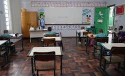 Salas de aula respeitando distanciamento necessário na E.E.F. Tiradentes