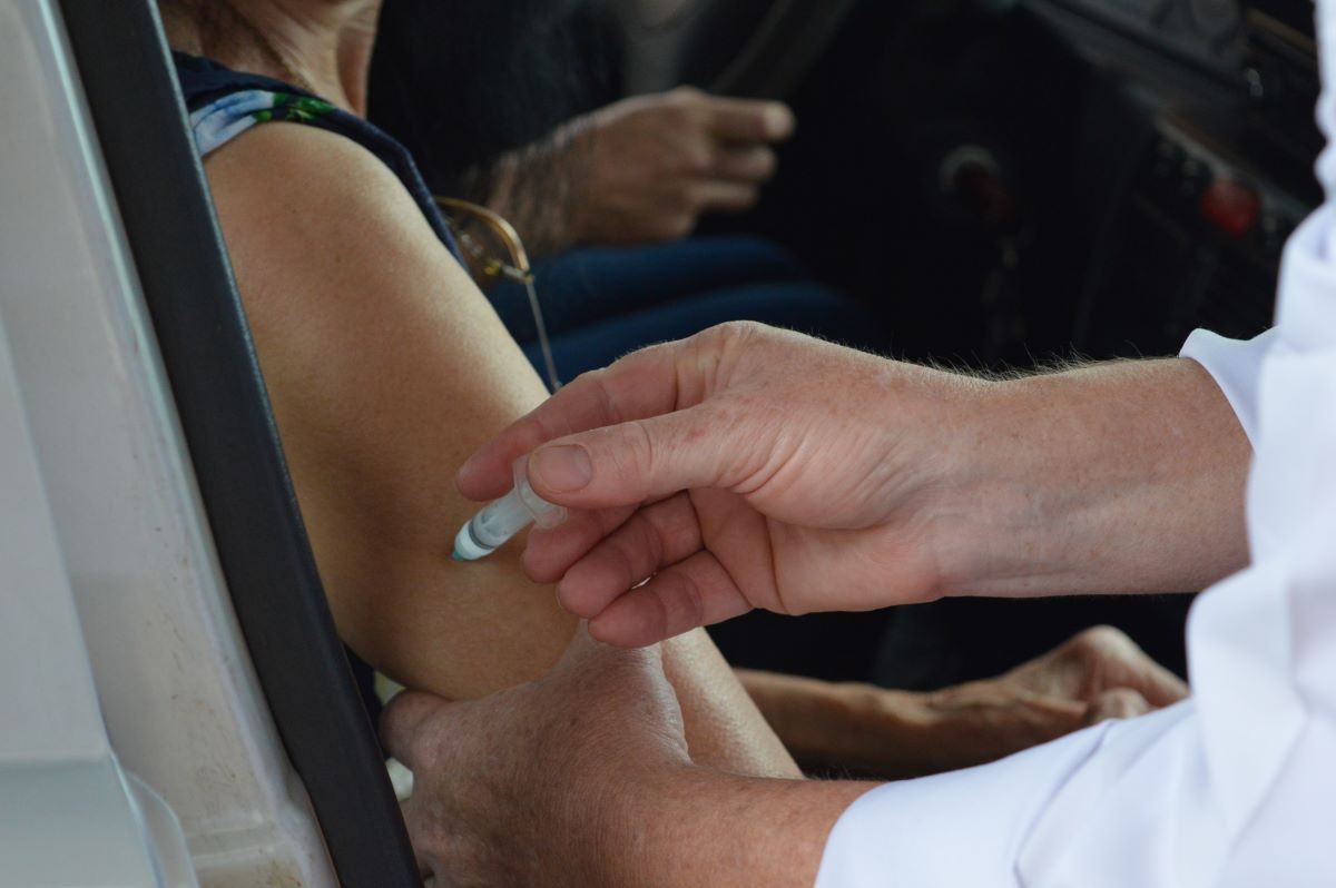 SC começa a distribuição de doses para a vacinação de adolescentes e para a aplicação da dose de reforço nos idosos