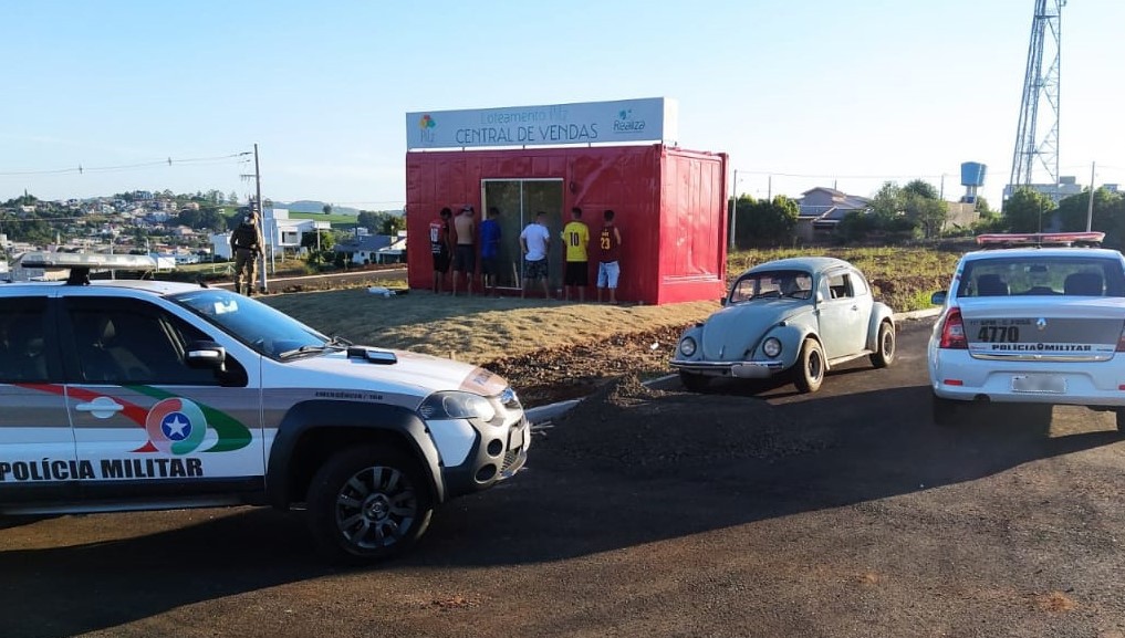 Polícia Militar de Cunha Porã abordou jovens aglomerados em loteamento