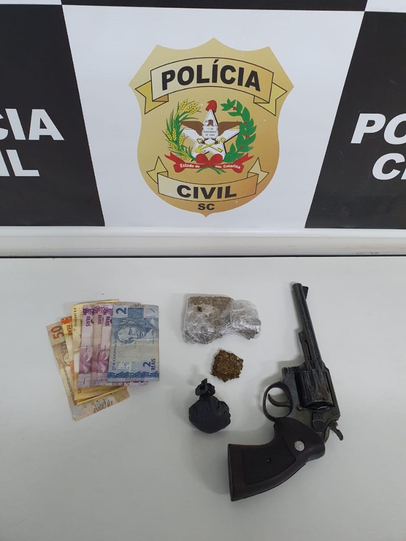 Polícia Civil prende dois jovens em flagrante por tráfico de drogas e posse de arma em Chapecó 
