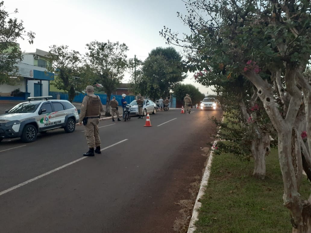Polícia Militar realiza operação de trânsito e fiscalizações de bares em Cunha Porã 