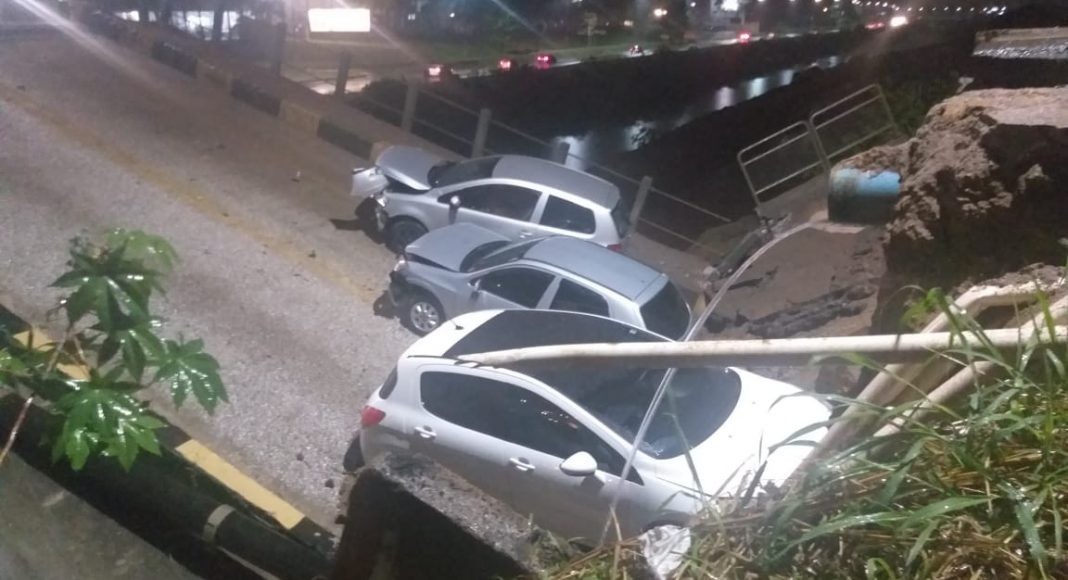 Cabeceira de ponte cai com três carros em Brusque