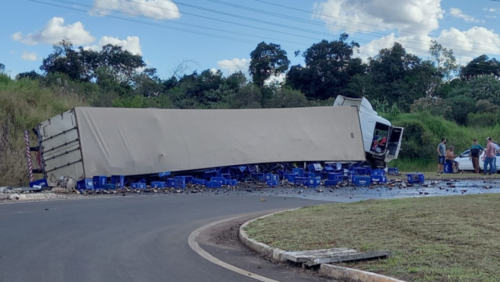 Caminhão carregado de bebidas tomba em Pinhalzinho