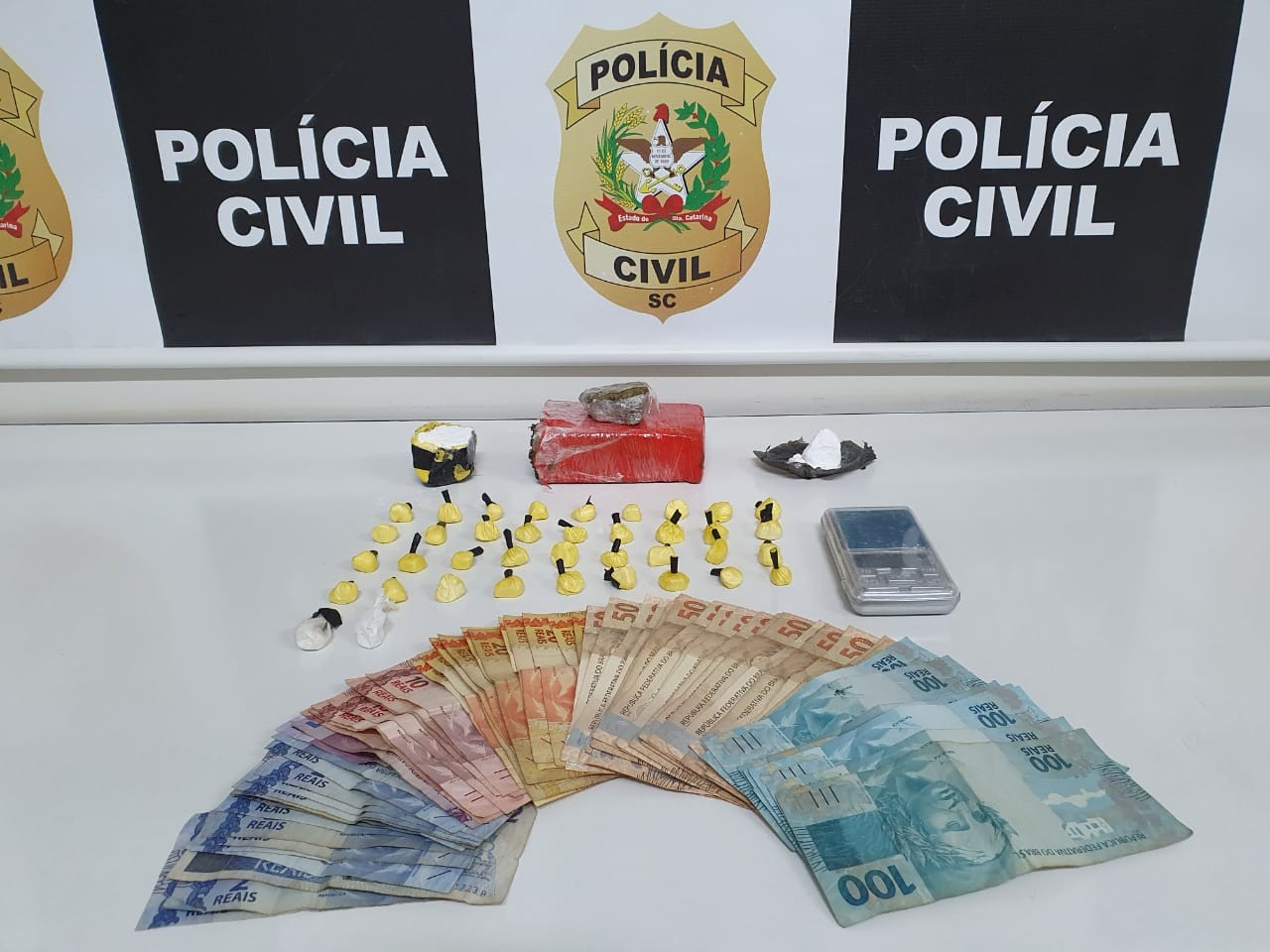 Polícia Civil prende duas pessoas em flagrante por tráfico de drogas em Chapecó
