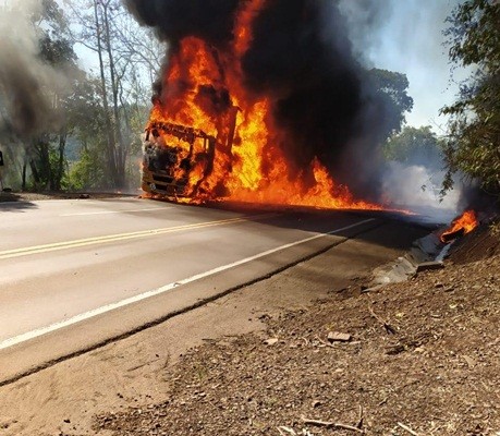 Incêndio destrói carreta em rodovia que liga SC ao RS