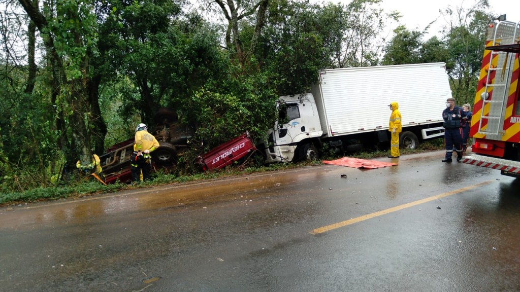 Motorista morre após colisão entre dois caminhões e camionete na SC-283
