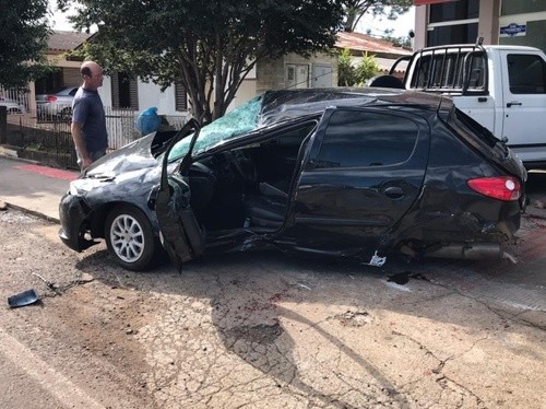 Capotamento deixa motorista ferido no Centro de São Miguel do Oeste