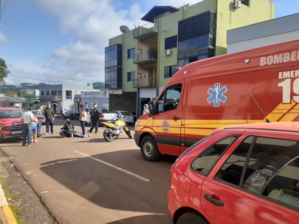 Acidente entre carro e moto é registrado no centro de Cunha Porã