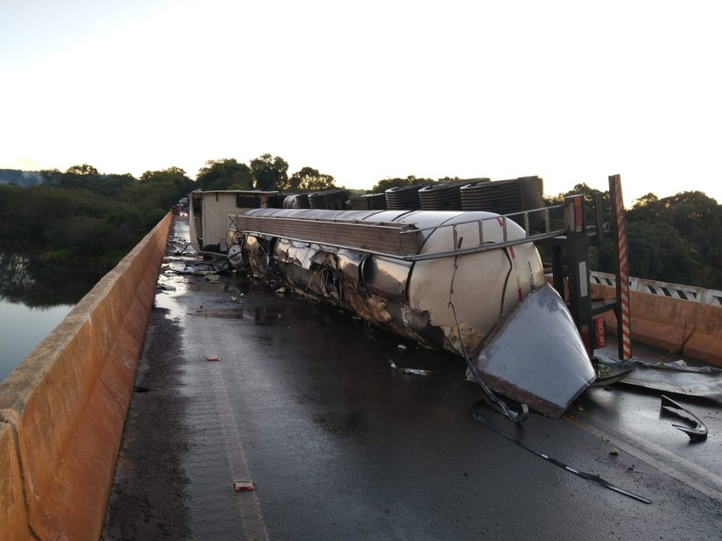 Ponte é danificada após queda de caminhão no Oeste de SC