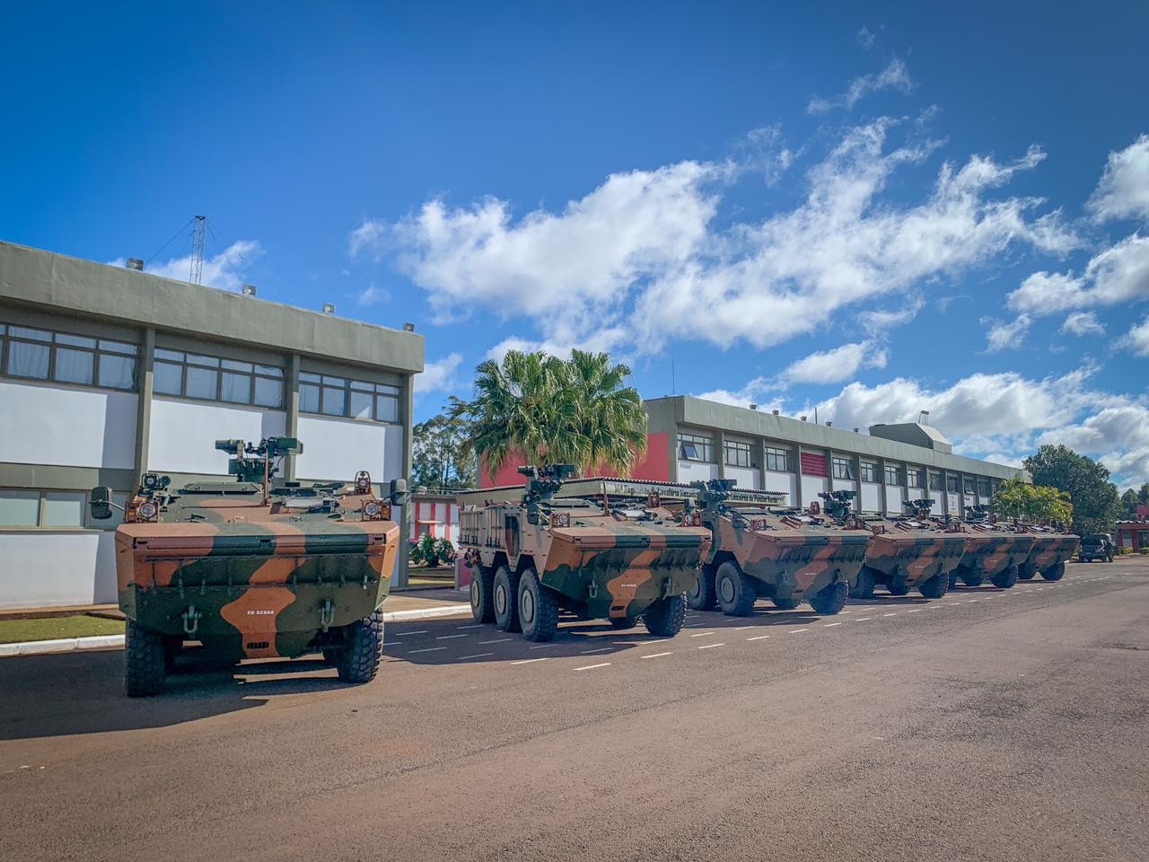 Exército de São Miguel do Oeste recebe tanques de guerra computadorizados