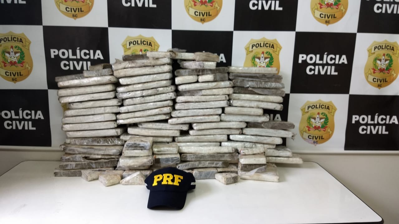 Aproximadamente 50 kg de drogas são encontradas dentro de para-choque falso de veículo em Chapecó 