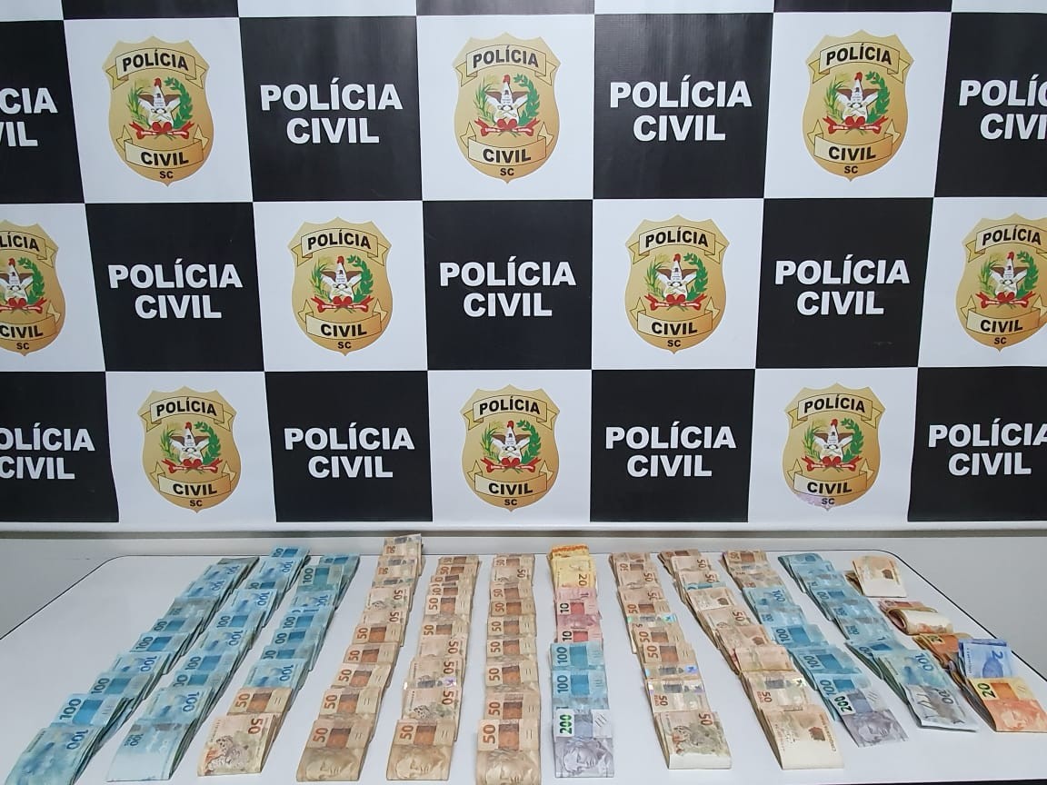 Polícia apreende quase R$ 100 mil em espécie durante operação em Chapecó