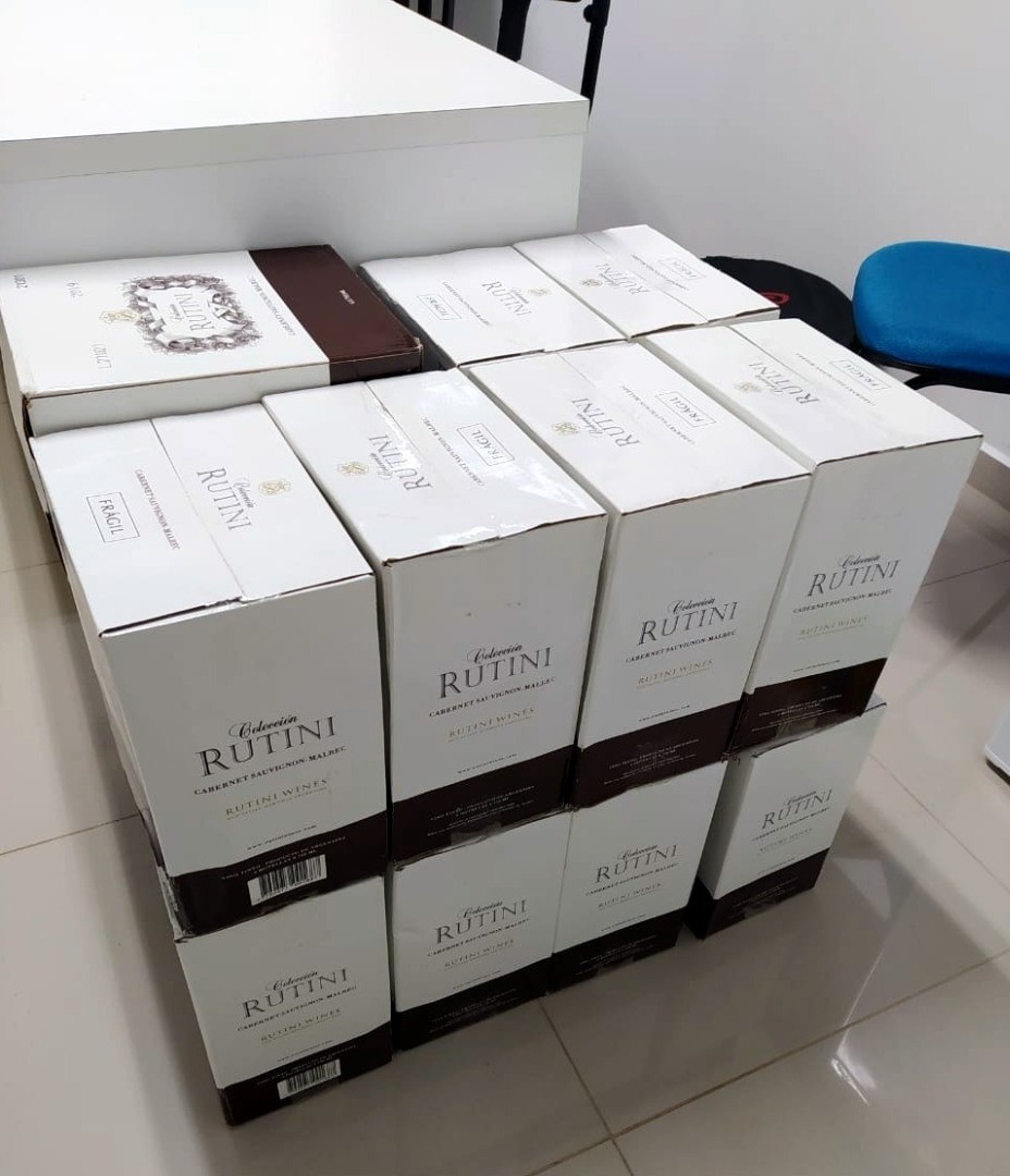 PRF apreende 16 caixas de vinho argentino na BR-163 em Guaraciaba