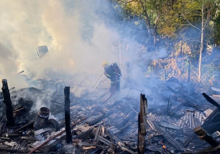 Incêndio destrói casa no interior de Palmitos