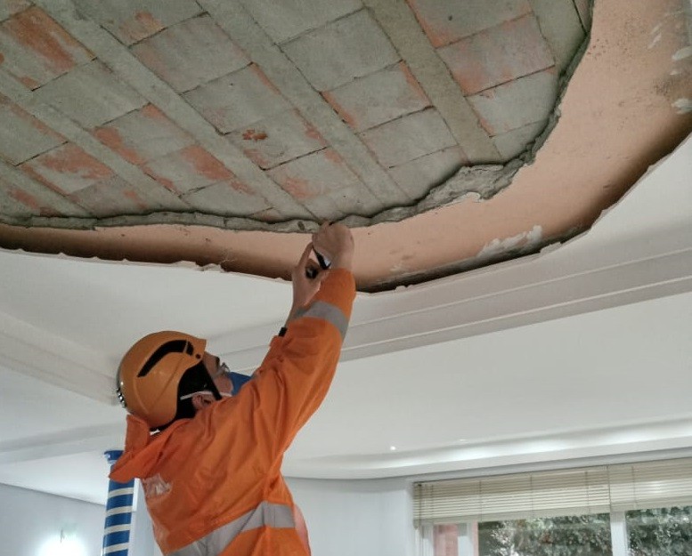 Falha na construção provocou queda de teto em clínica de Chapecó
