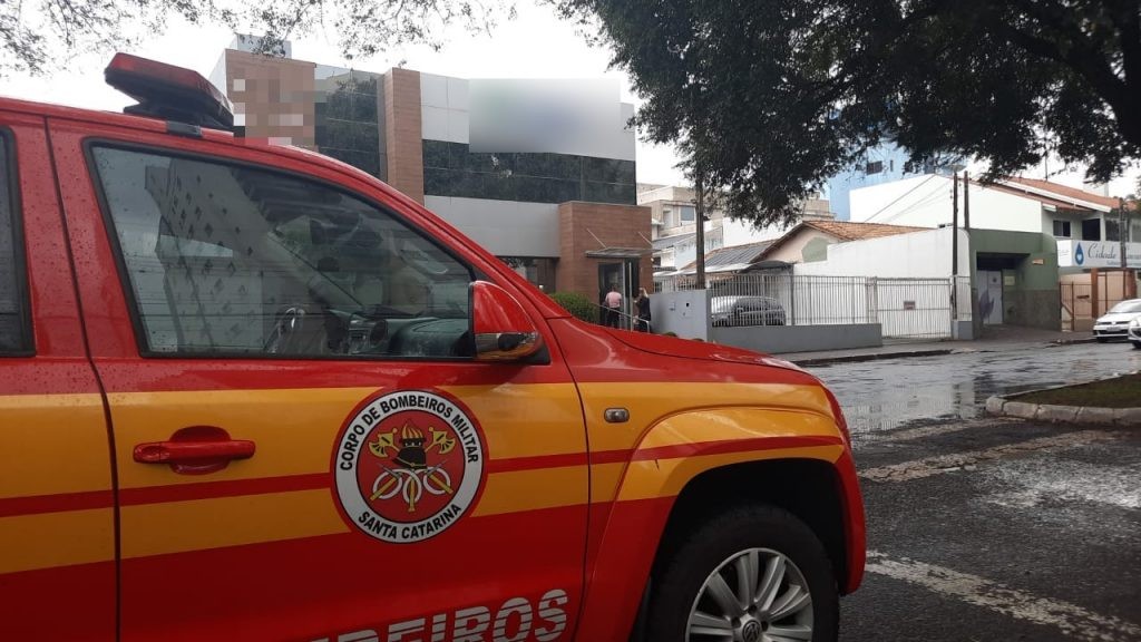 Teto desaba em clínica pediátrica e deixa duas crianças feridas em Chapecó