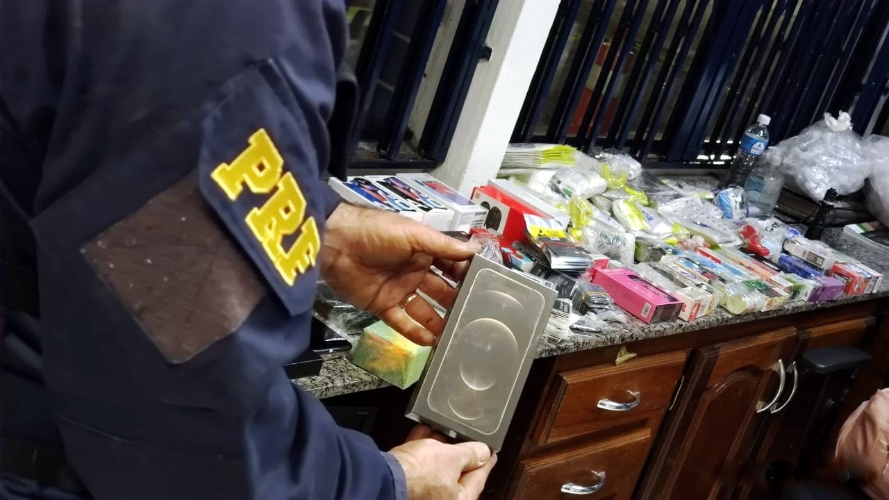 PRF descobre eletrônicos escondidos na lateria de automóvel na BR 153 em Irani