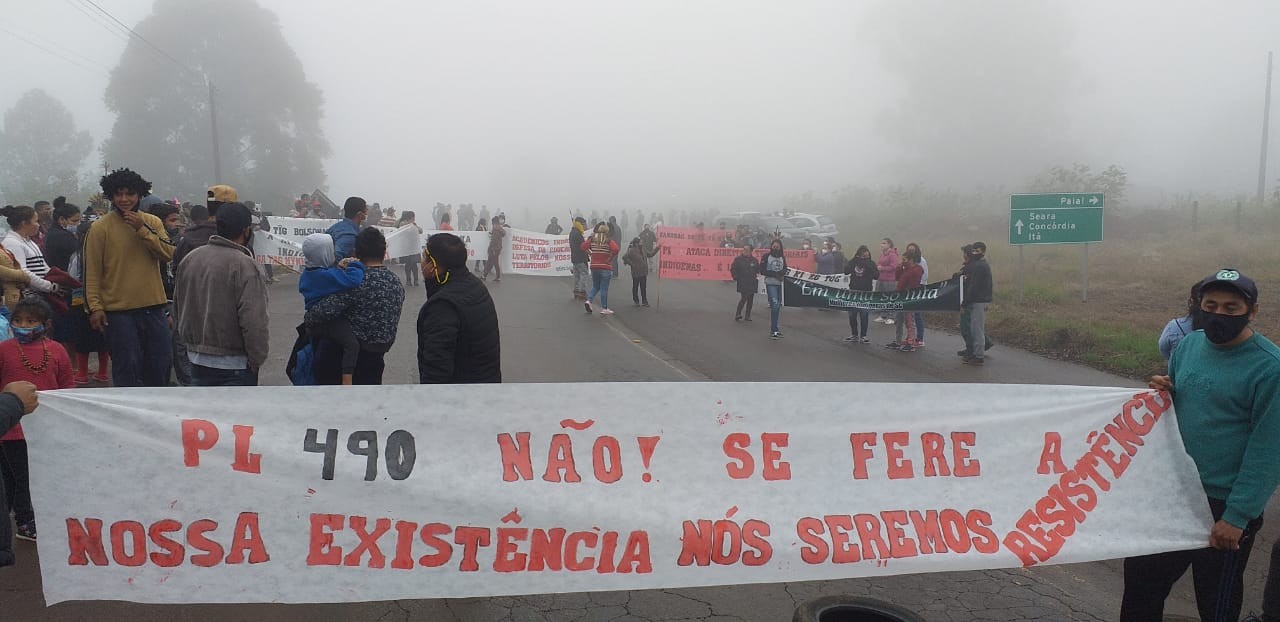 Indígenas bloqueiam rodovia em Chapecó em protesto contra Projeto de Lei