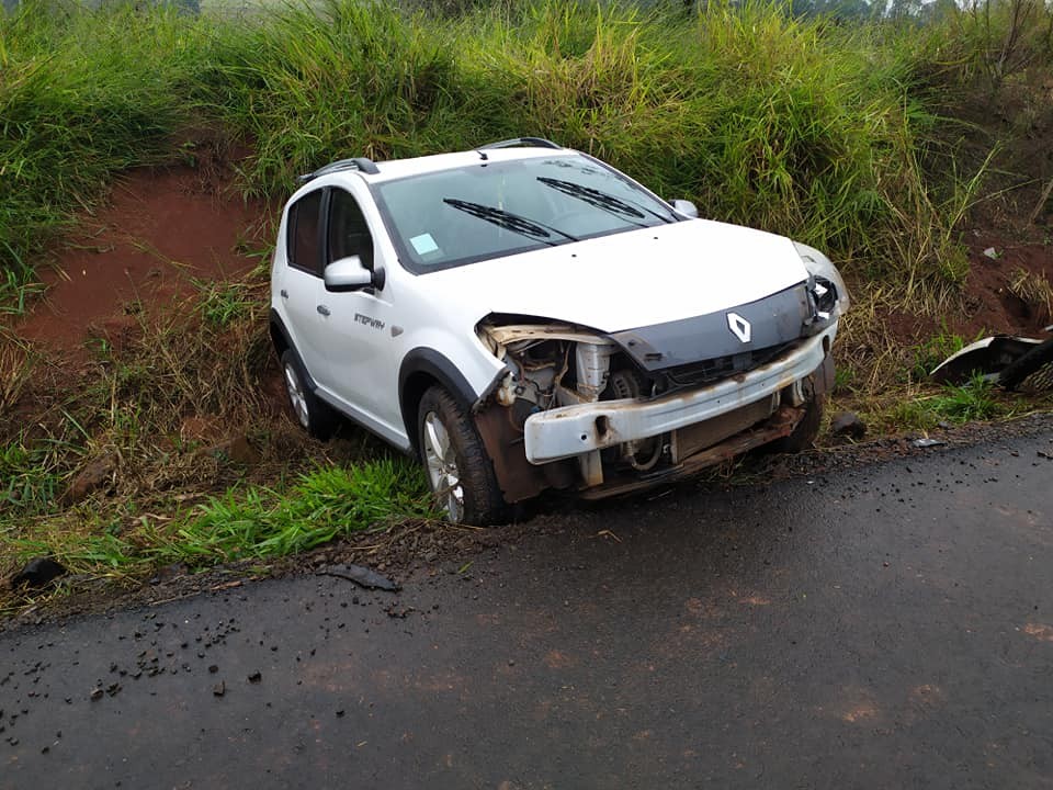 Acidente com veículo de Maravilha deixa duas pessoas feridas em Pinhalzinho