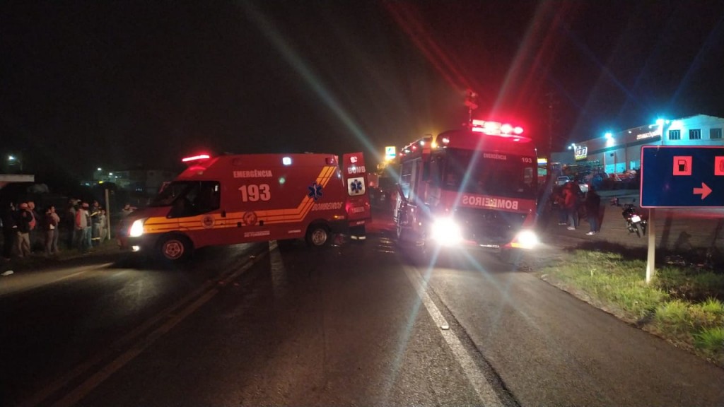Acidente com duas mortes na BR-282 em Campos Novos: Motorista do caminhão que colidiu em ônibus estava embriagado, informa PRF