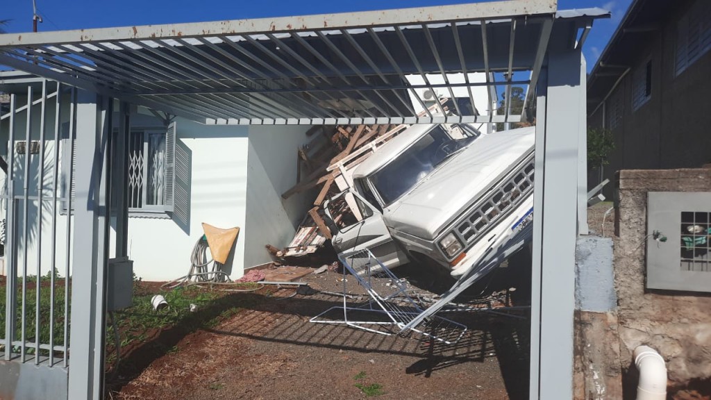 Caminhão cai de ribanceira e atinge casa em Chapecó