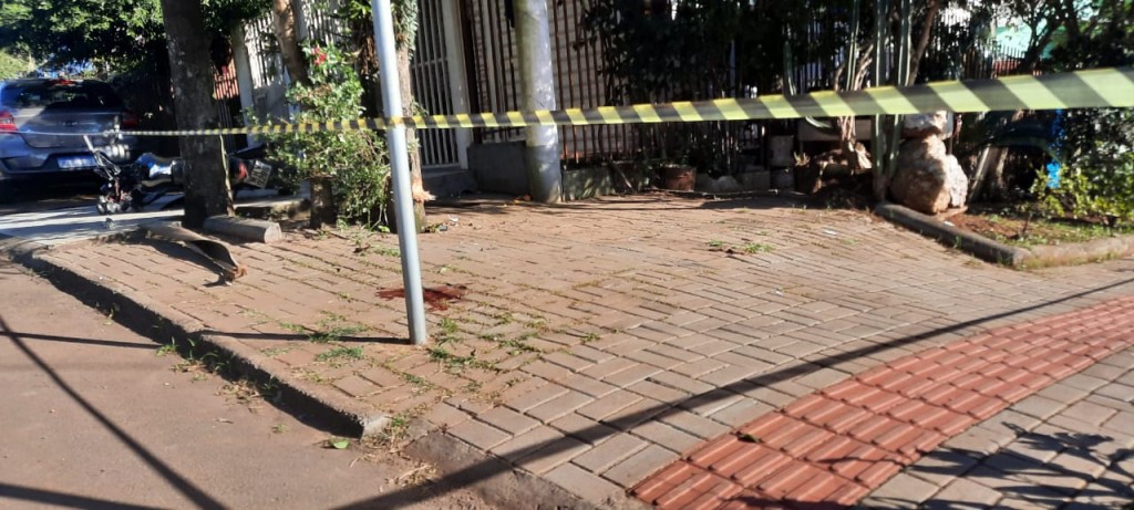 Após perseguição policial, jovem de 17 anos bate em coqueiro e morre em Chapecó 