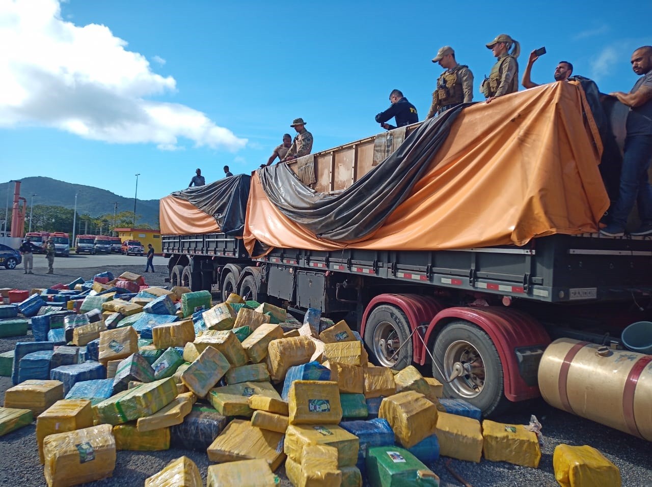 Ação conjunta faz mega-operação e apreende mais de 24 mil quilos de maconha escondidos em carga de soja na BR-282