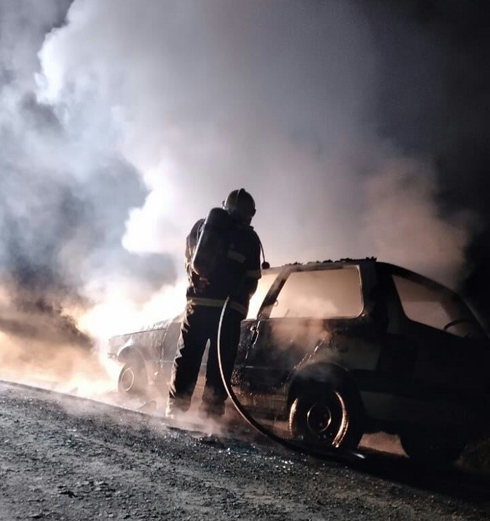  Carro é destruído por incêndio em Pinhalzinho 
