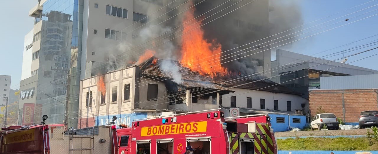 Incêndio consome hotel na área central de Concórdia