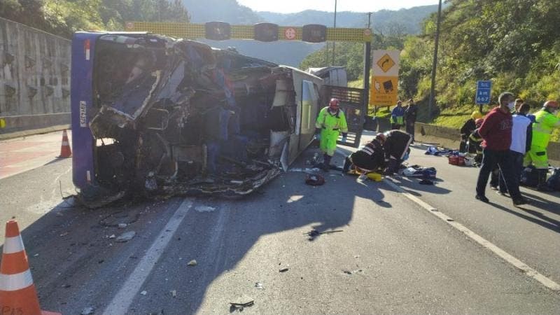 Ônibus que transportava equipe de futsal se envolve em acidente com mortos e feridos no PR