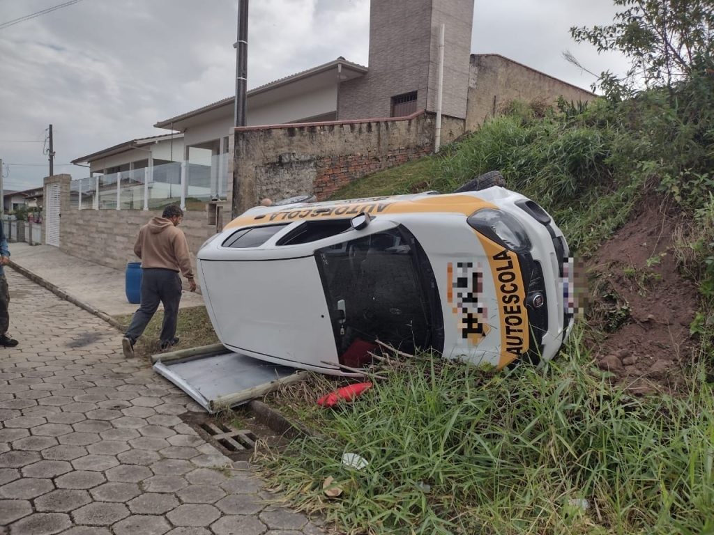 Condutora tomba carro da autoescola durante prova prática em Gaspar