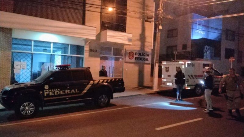 Homem de 36 anos é esfaqueado, foge e morre na frente da Polícia Federal em Chapecó