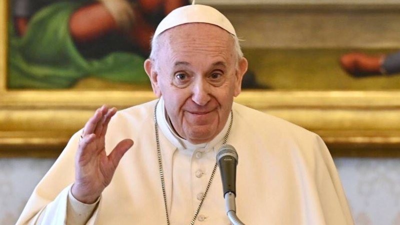 Papa passa bem após cirurgia e ficará cerca de uma semana internado, diz Vaticano