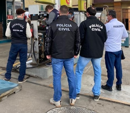 Polícia fiscaliza possíveis infrações em postos de combustíveis em Chapecó e Joaçaba
