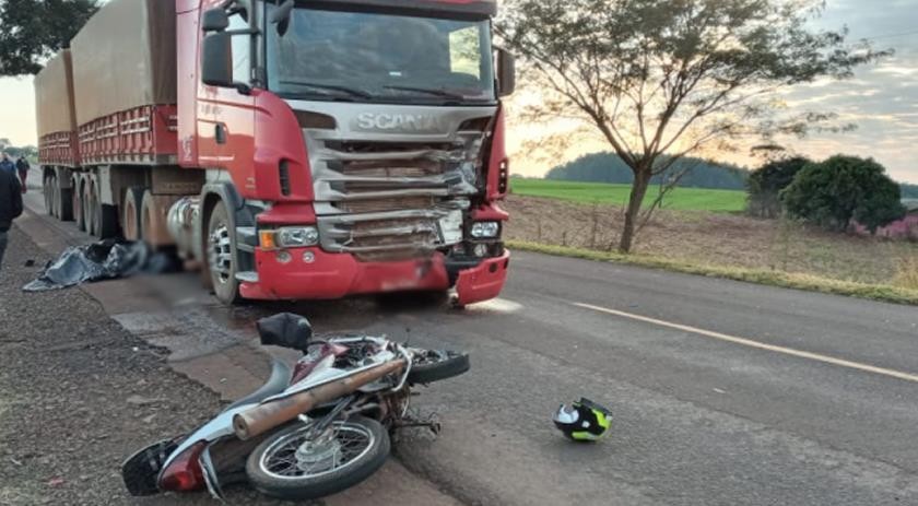 Motociclista desvia de vaca na pista, colide frontalmente em caminhão e morre