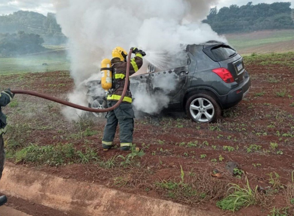 Colisão entre carro e trator causa incêndio em veículo 