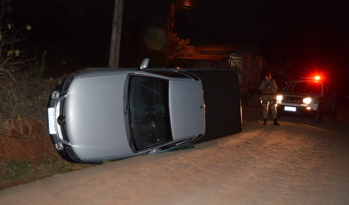 Motorista bate em carro estacionado, foge e tomba veículo em Cunha Porã