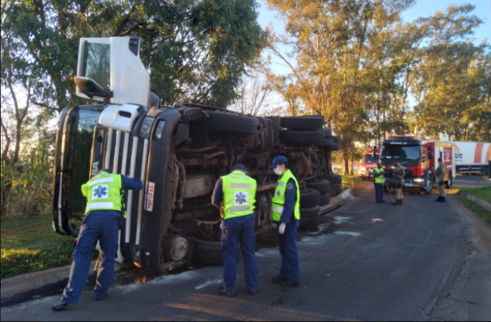 Caminhão tomba na BR-282 em Pinhalzinho nesta manhã