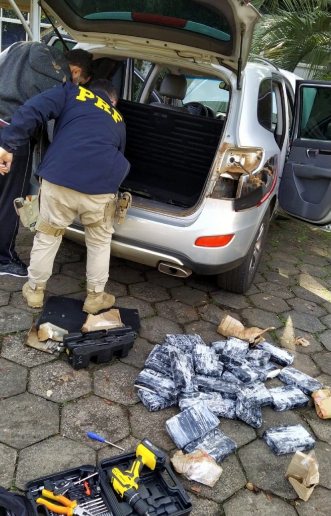 Mais de R$ 3 milhões em cocaína são encontrados escondidos em lataria de veículo na BR-282 em Chapecó